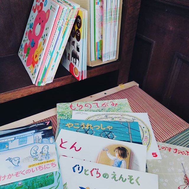 妹と甥っ子が絵本を贈呈 カラフル畳のくつろぎキッズスペースに設置 兵庫県加古川市
