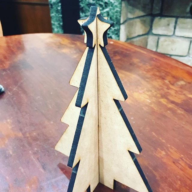 皆でクリスマスパーティーを楽しみませんか？#クリスマスツリー を作ろう！＆#アコーディオンと歌う #クリスマスソング ♫日時：12/21(金)15〜17時場所：マイスタ加古川参加費：１ファミリーに付き、2000円（材料費、アコーディオンの演奏含む）マイスタ加古川の #レーザー加工機 で作った、#オリジナル木工シリーズ 第２弾！縦横11cm×高さ22cmのツリーに、色を塗ったり飾り付けて、君だけの #デコクリスマスツリー を作ろう！演奏と一緒に、みんなで楽しくクリスマスソングを歌います。 お菓子、ジュース付きお気軽にお越しください#マイスタ加古川 #加古川 #寺家町#モノづくり #モノづくりスペース - Instagram投稿