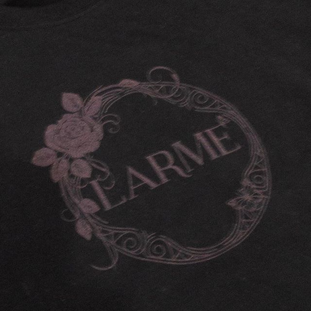 #オリジナルtシャツ プリントされました！@larme.takarazuka さんが、#tシャツ を印刷したいと来店。偶然、LARMEさんの取引先のMiel女性スタッフさんが、 #コワーキング を利用中。#ベクターデータ を持っていたので、連携プレーで印刷。#黒tシャツ に、 #白インク → #カラー印刷 で、大人ピンク色に仕上がりました。ちょっとパリついても良ければ、#グロスインク を先塗りすると、繊維にインクが浸透しにくくなりますが、臭いが少し強くなります。15cm四方で2000円〜#オリジナル印刷 できますよ。#マイスタ加古川 #加古川 #寺家町#uvプリンター #レーザーカッター #オリジナル作成#記念品作り #オリジナル贈答品 #自分だけのオリジナル #卒業記念品 #卒園記念品 #進学祝い #新生活ギフト#名入れ #モノづくり #モノづくりスペース#開店1周年 - Instagram投稿