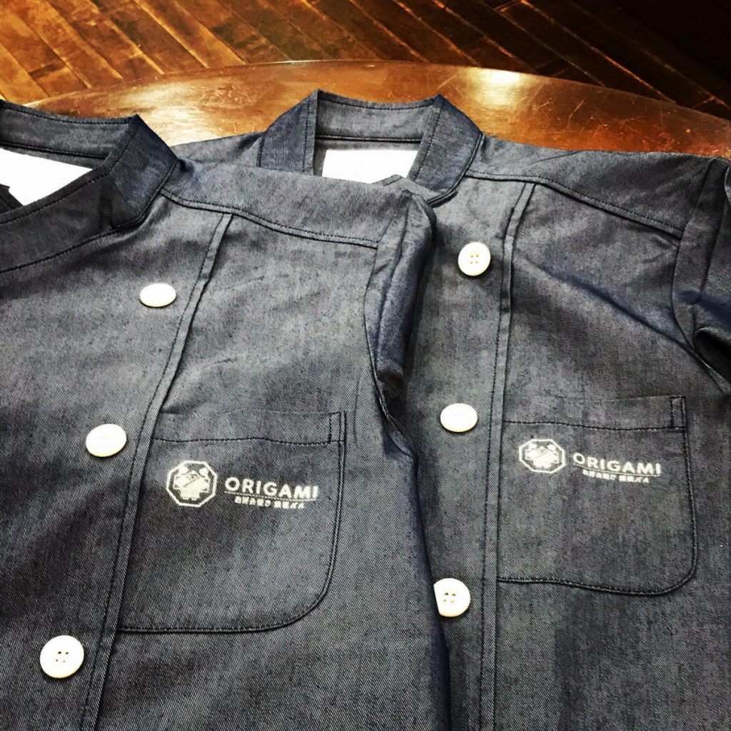 お好み焼き屋オープンに当たりユニフォームの受注 直接印刷で黒Yシャツとコック服 にロゴをプリント 兵庫県加古川市