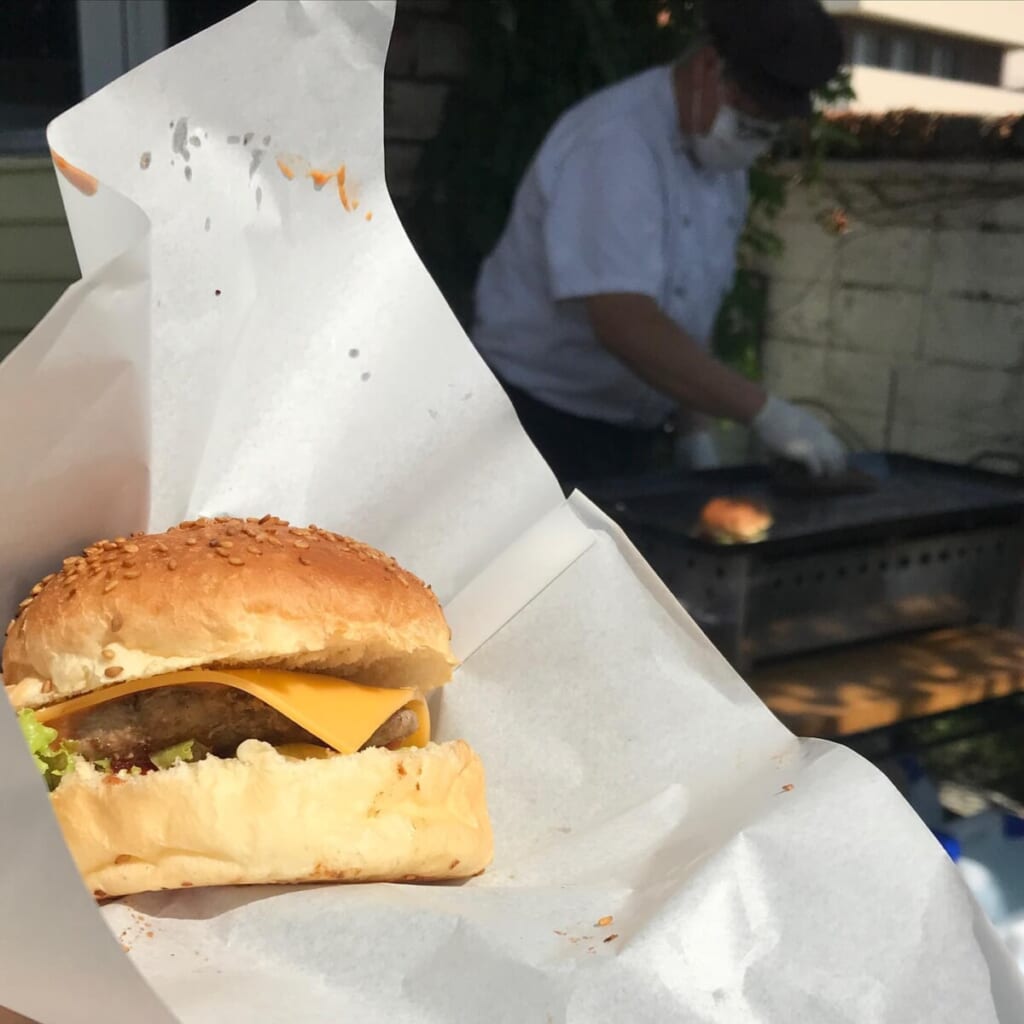 KOKOROIRO (こころいろ)さんのハンバーガー さすが、パン屋さん職人のパンズは香ばしく深い味わい。100万ドル本舗 さん姉妹店 兵庫県加古川市