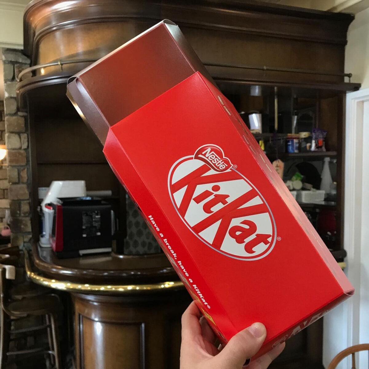 KitKatがデッカクなっちゃった！ハンドメイド市にピエロさんが来られて、マジックで #キットカット が大きくなりました❣っていうのは冗談🤭笑#ネスカフェアンバサダー で、#キットカットバラエティアソート という商品を購入しました。なんと、9種類63枚入りの#バラエティアソート なのだぁ〜キットカットをイメージしたスペシャルパッケージ定期便を利用している人は2700円そうでない人は2916円税込。ご見学者や打ち合わせ、その他、お茶菓子に、普段は #キットカットアーモンドクランベリー をお出ししております。しばらくは、9種類をガチャ式で、楽しんでもらおうかな？雨の日、または、SNS投稿で、#ワンドリンクサービス を随時サービス提供しております♪よろしくネ#マイスタ加古川 #兵庫県 #加古川市 #加古川 #コワーキングスペース #コワーキング #モノづくりスペース #モノづくり #繋がれる場所 #プラットフォーム #ほぼ日刊マイスタ通信 - Instagram投稿