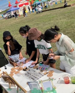 お友達と一緒にレーザー刻印体験。 カコフェスに来ていない子のお土産も。