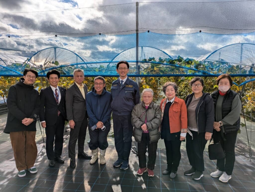 稲美町シャインマスカットぶどう圃場にて 高橋みつお参議院議員・中山稲美町長、ぶどう農家、地域の女性