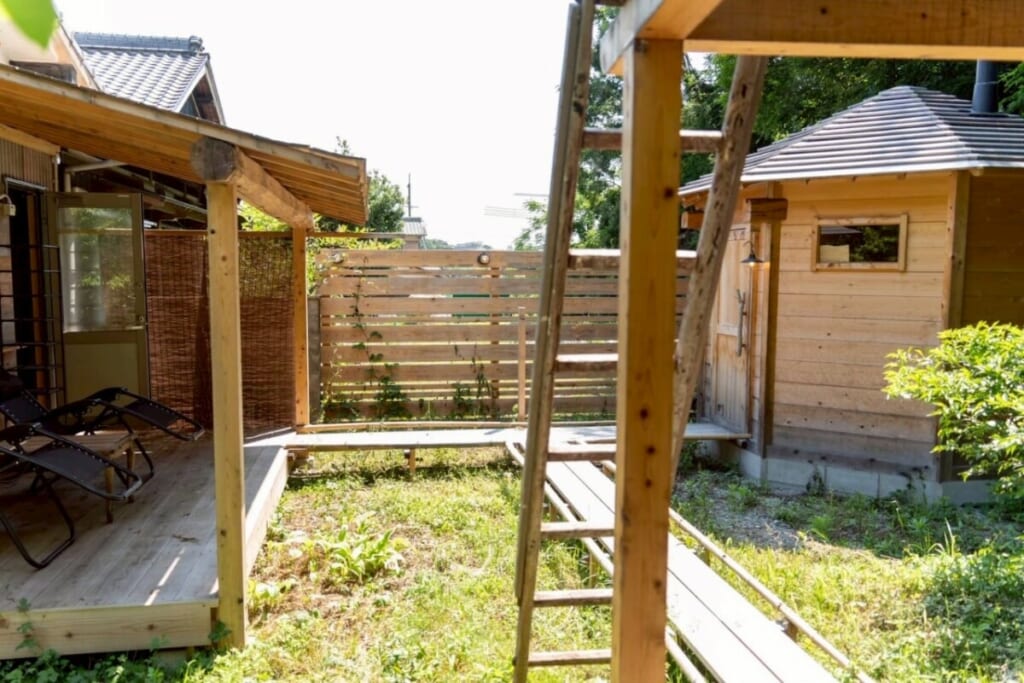空き家活用 稲美町古民家 ひのきのサウナ小屋、渡り廊下